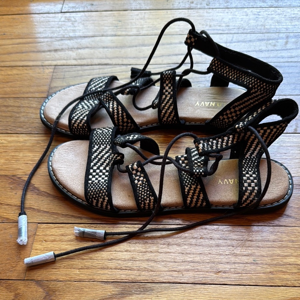 Old Navy Black and Tan Woven Gladiator-Style Sandals NWOT in SZ 6